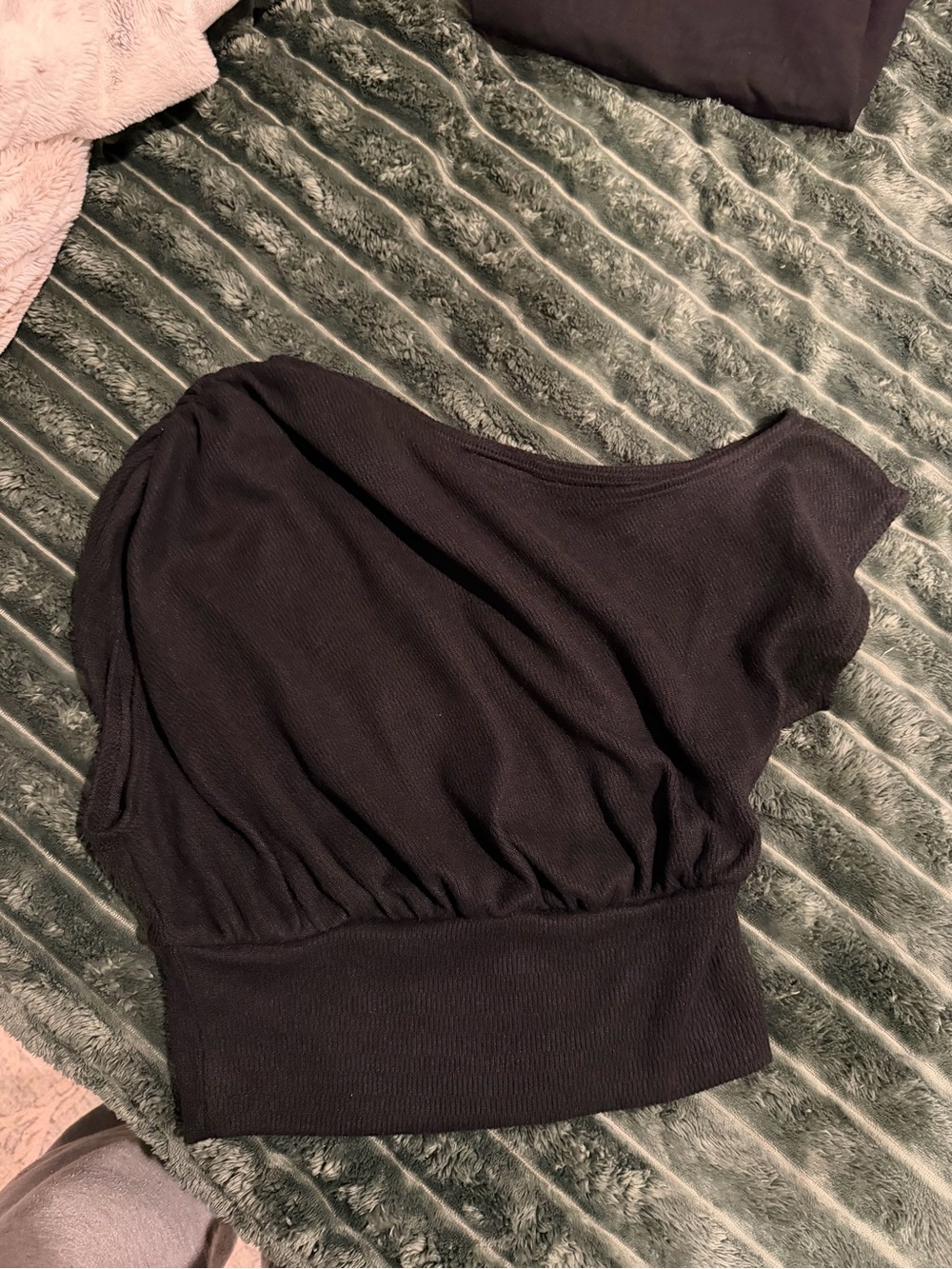 SHEIN Black One-Shoulder Ribbed Crop Top